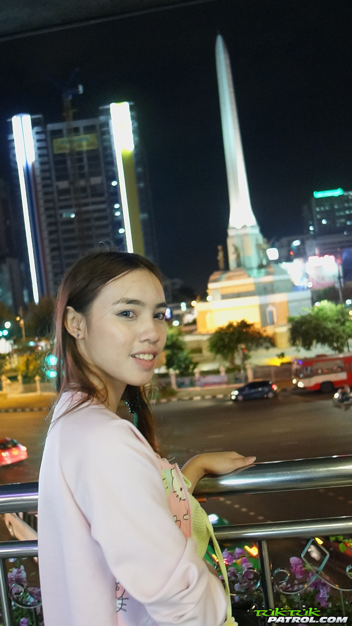 アジア人十代Fa Hがスリムな体を露出しPOVで犯される