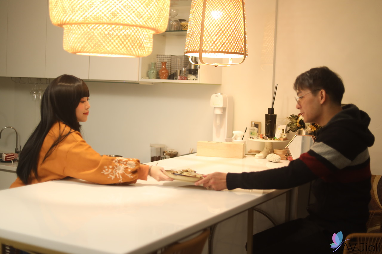 淫蕩亞洲少女九九在床上被多種方式幹砲