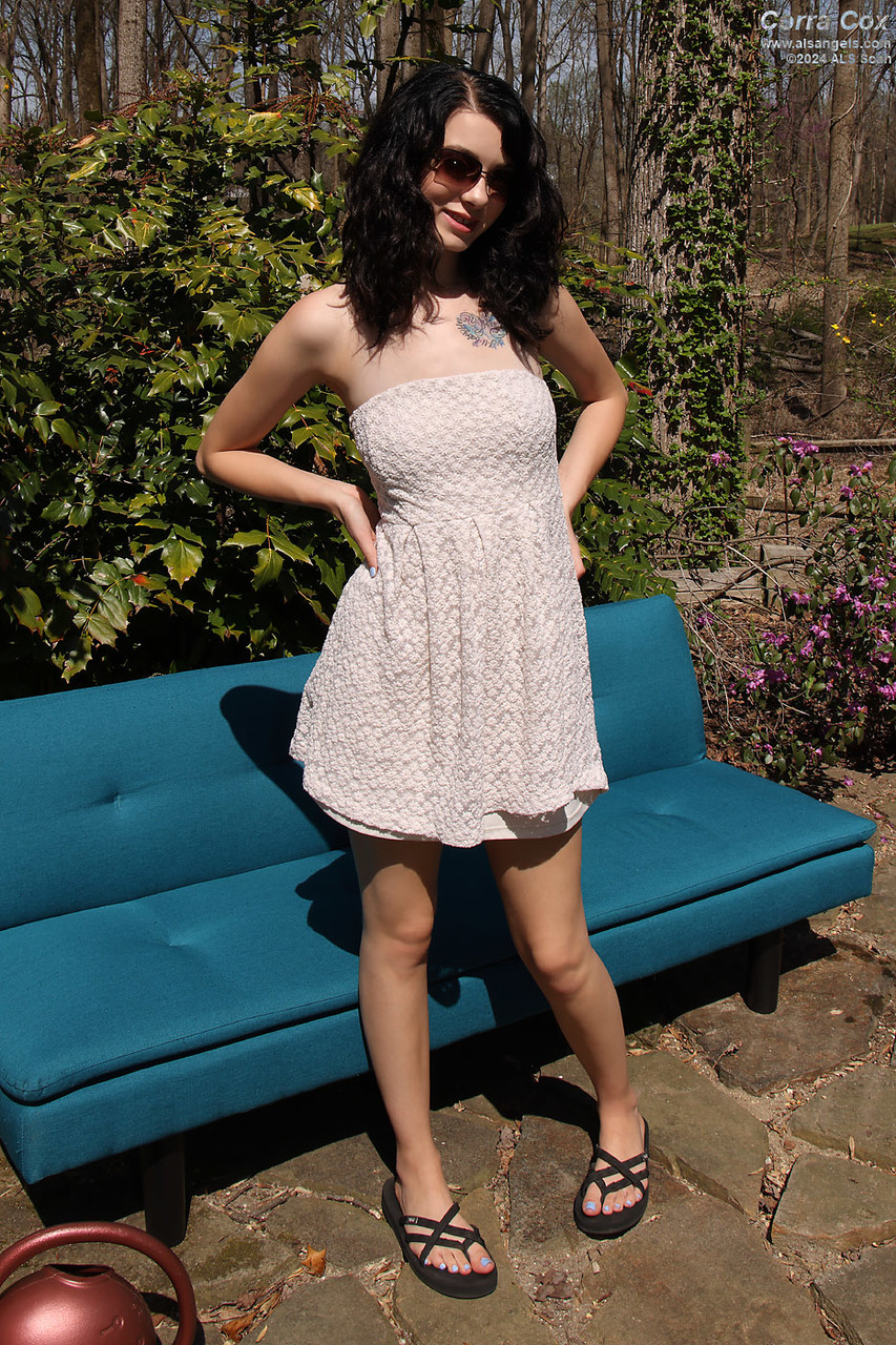 Corra Cox Rasiert Sich Und Fistet Ihre Braunhaarige Muschi Auf Der Terrasse