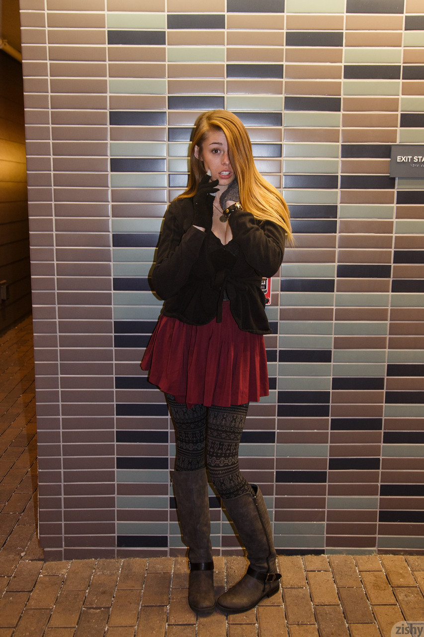 ティーン彼女グレイシー・シブルがソロで彼女のおっぱいと美味しいお尻を見せる