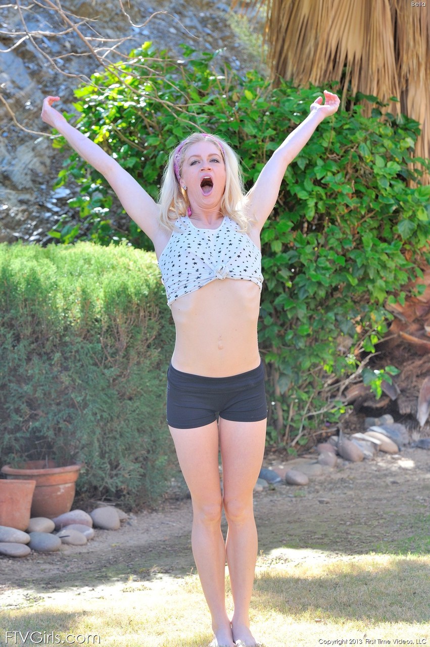 柔軟な裸の美女ベラが屋外でスラッティなヨガの動きを見せる