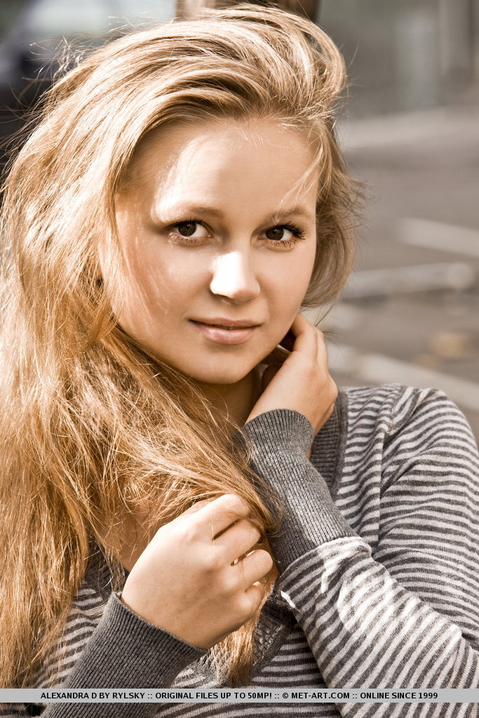 若い見た目の金髪のアレクサンドラDがトリミングされた陰部にローションを塗りながら全裸でポーズをとる