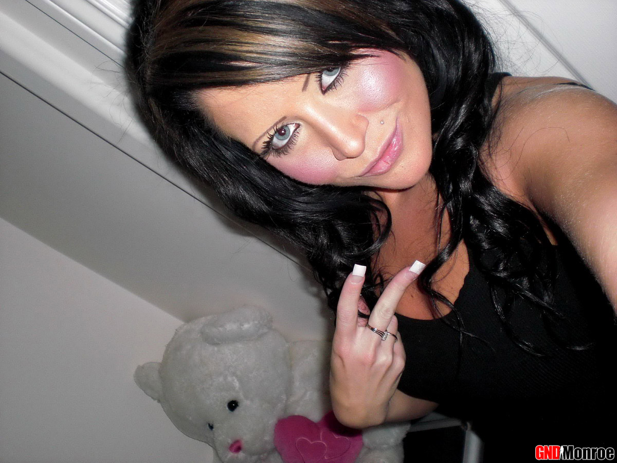 فتاة هاوة تكشف عن مؤخرتها وفرجها في صور شخصية