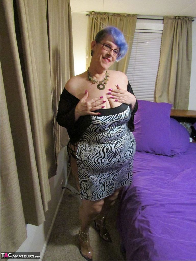 Сексуальная Старая Женщина Кролик Грам Показывает Шланги Покрытые Пиздой В Точечных Туфлях