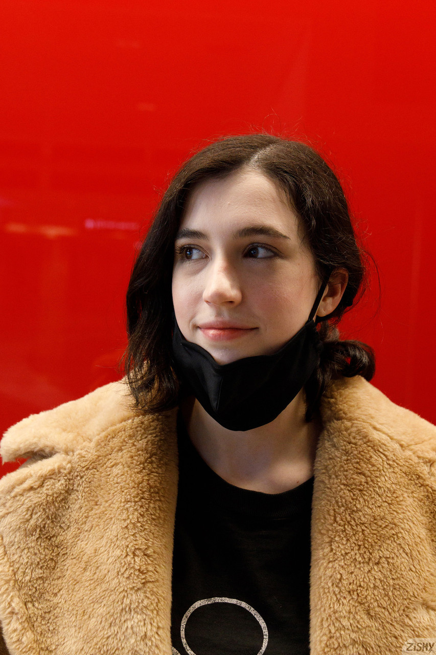 Ukrainische Schönheit Giulia Wylde Zeigt Große Natürliche Titten In Der Öffentlichkeit