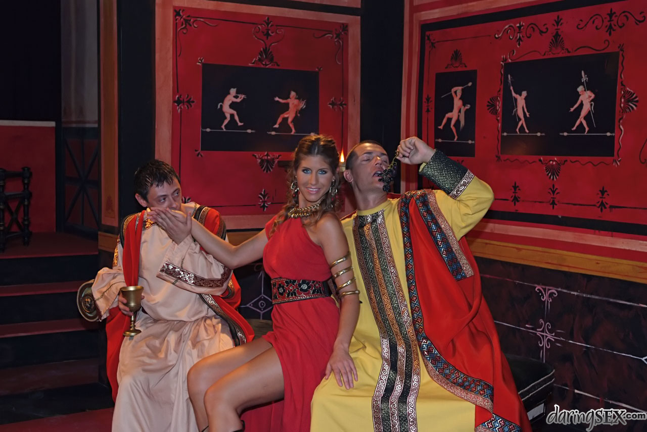 Blonde Jennifer Stone Und Brünette Cayenne Klein Teilen Zwei Schwänze In Einem Heißen Vierer