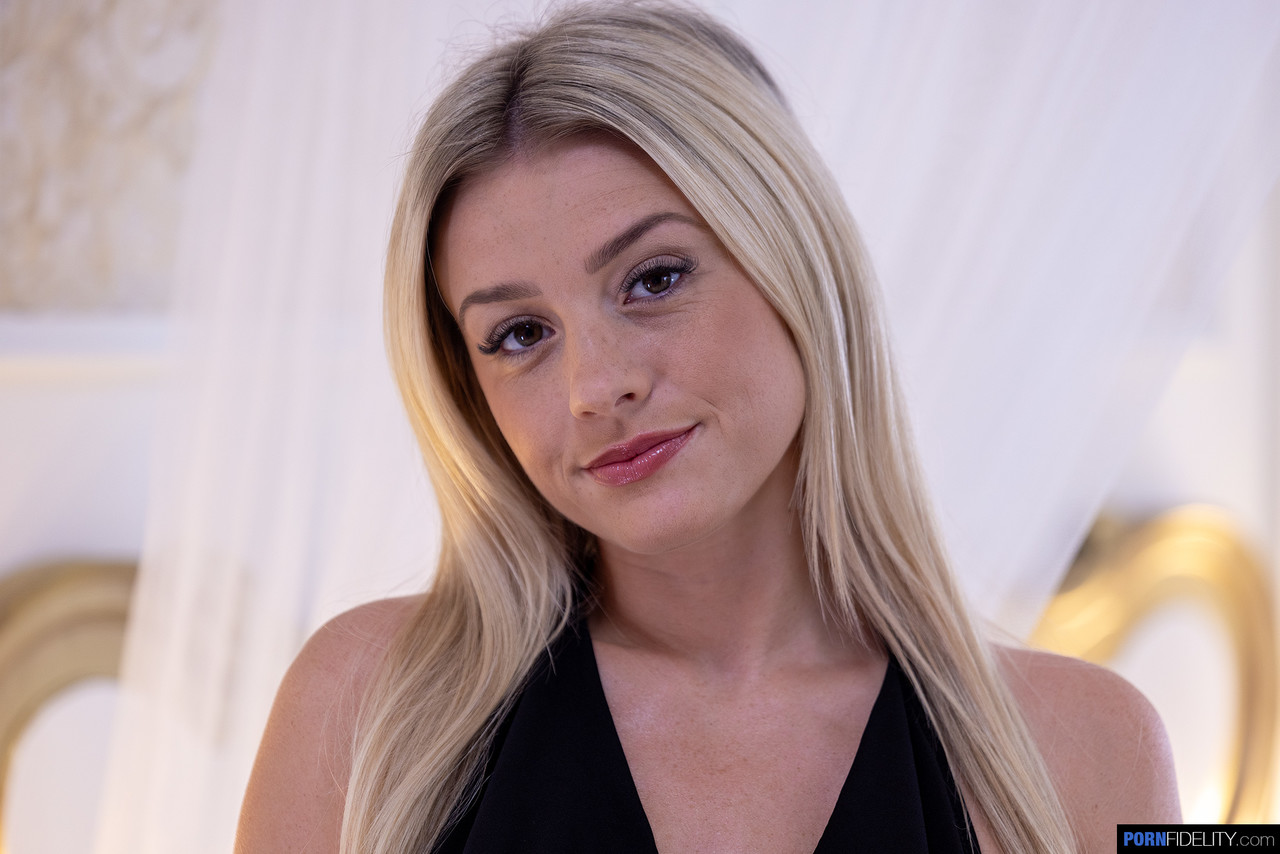 巨乳英国色情明星爱丽丝炫耀惊艳的假奶和剃光的阴户