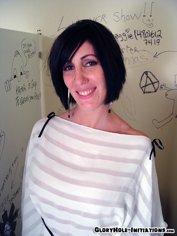 المتوسطة في السن ميلاني مالون تظهر ثديين كبيرين وتعطي فم ليد في ثقب المجد