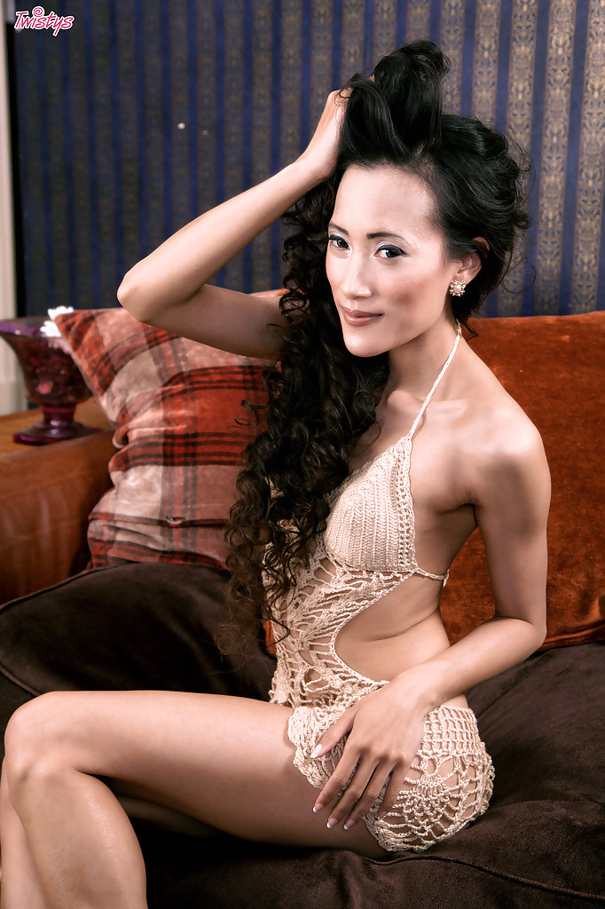 可爱的亚洲小妞艾拉天空用手指她的紧穴到高潮