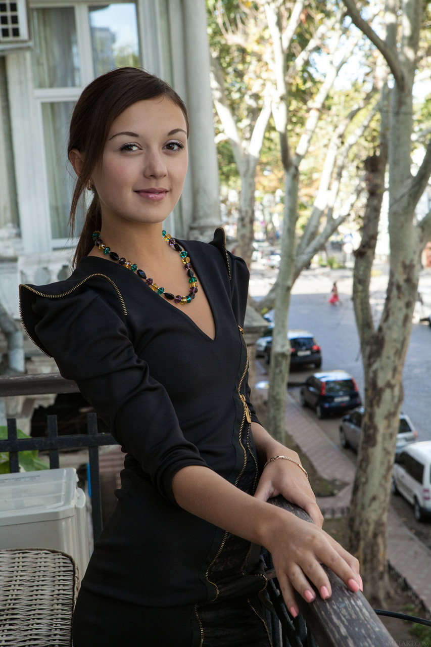 小巧的美女VESelin弹钢琴时展示她美丽的剃毛阴部