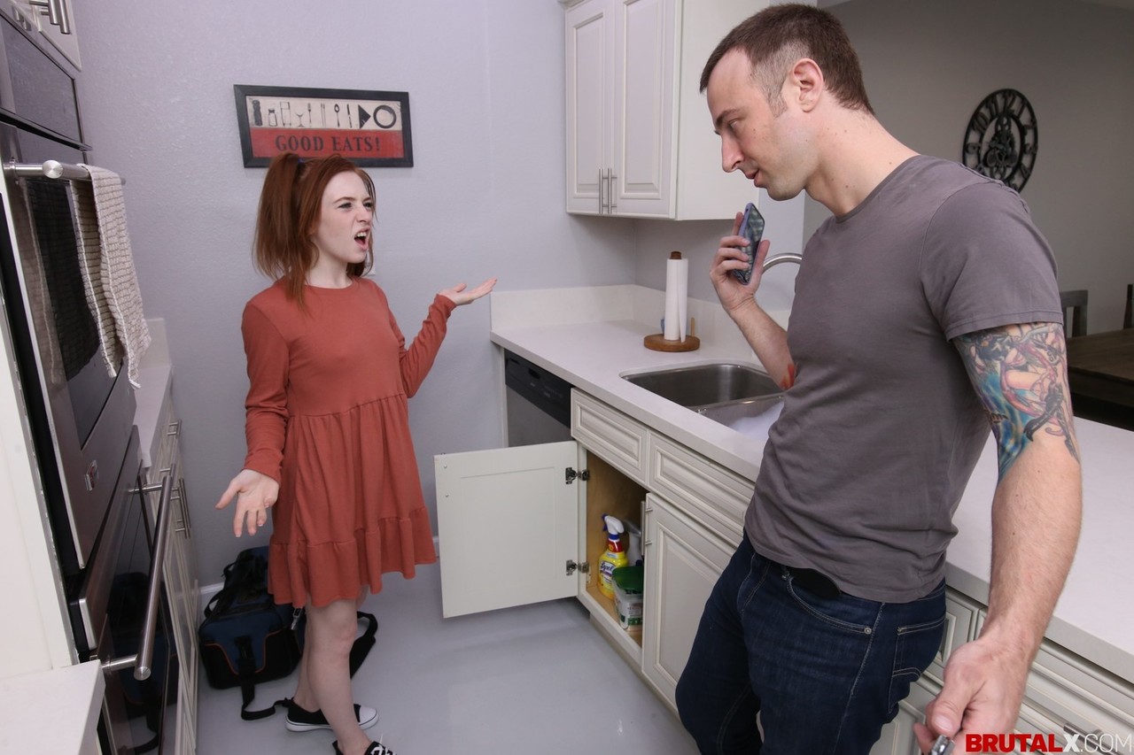 天然赤毛のマディ・コリンズが激しいセックス後に口から精液を零す