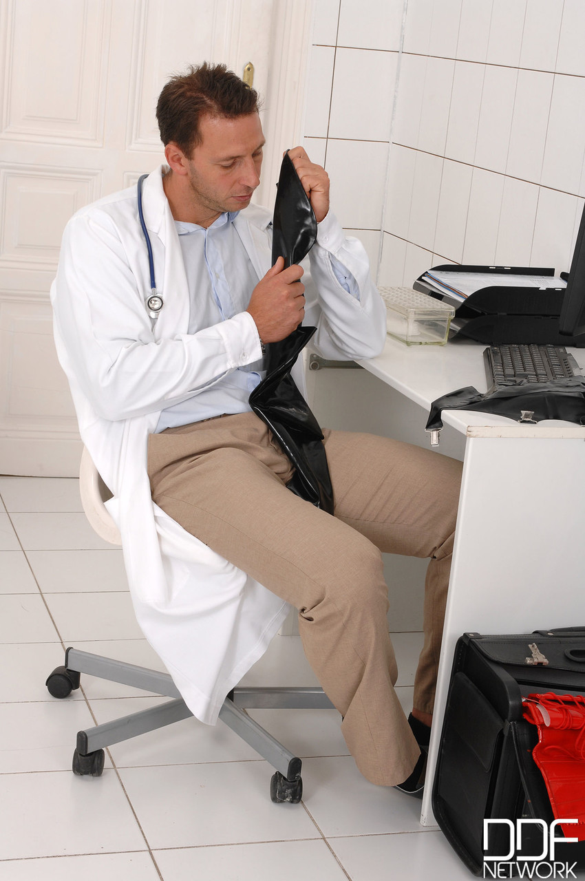 सुनहरे बालों वाली मिल्फ कैथिया नोबिली डॉक्टर को लुभाती है और अपनी बड़ी गांड पर थप्पड़ खाती है