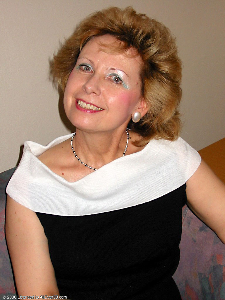 Зрелая Блондинка Мишель Эталирует Свои Большие Природные Груди И Играет Своими Игрушками