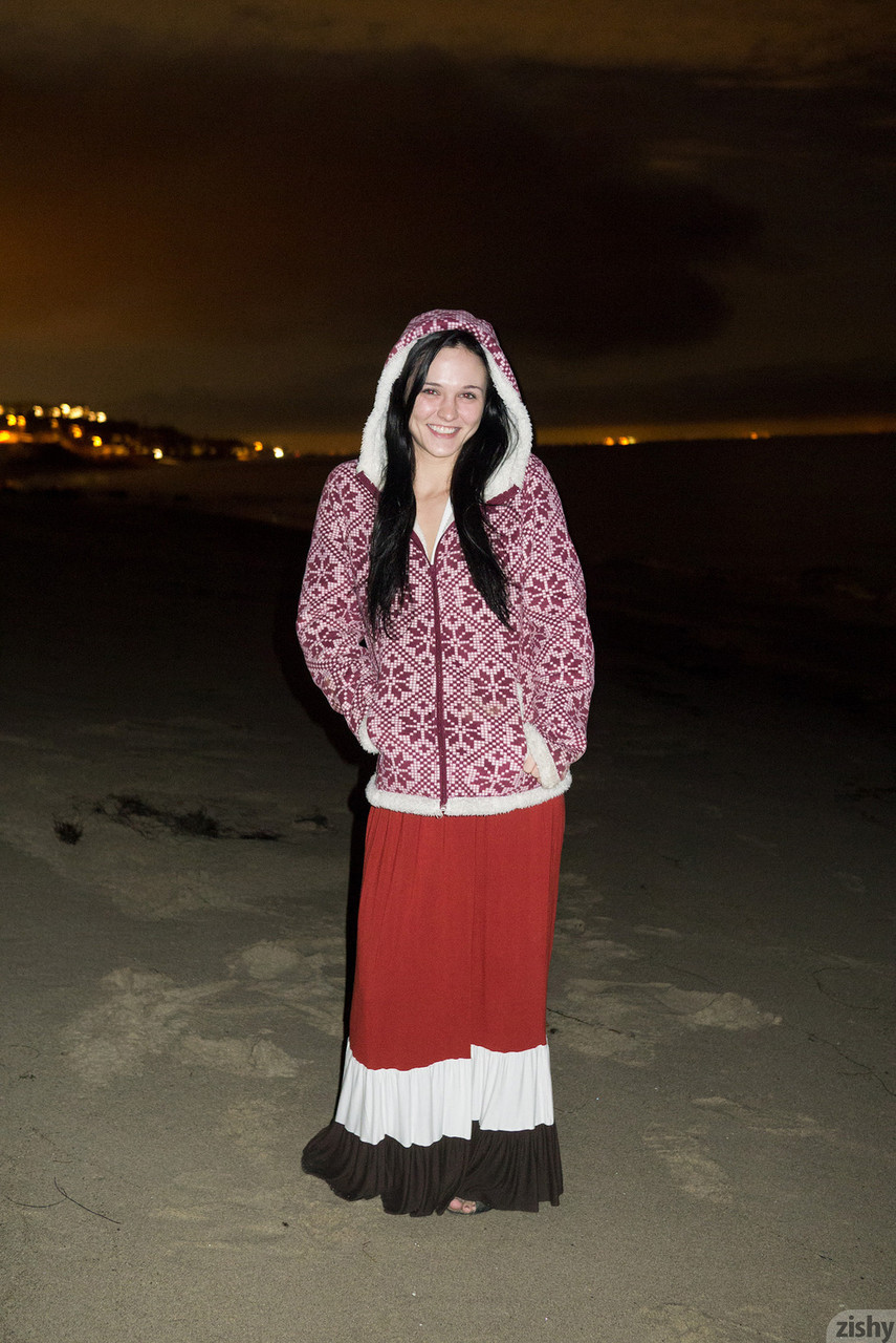 赤裸的洛根·德雷在海滩上展现出可爱的柔韧性