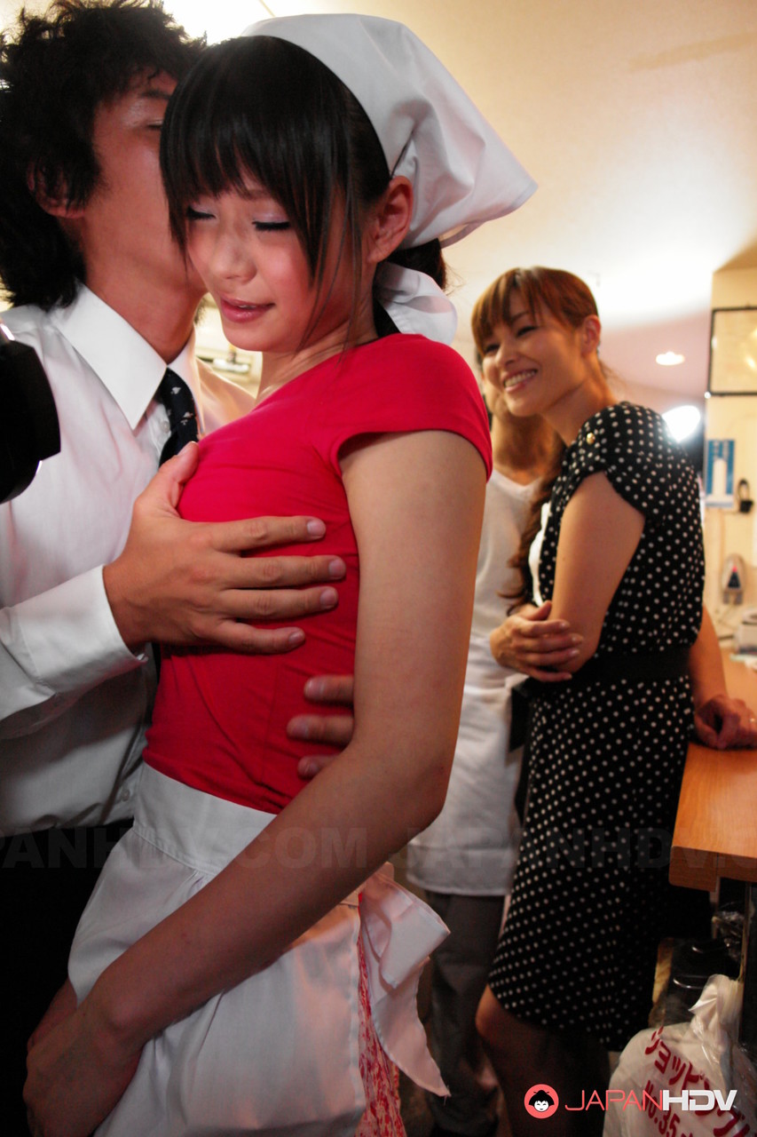 可愛い日本のウェイトレスあくび夢美とひとみかのうが職場で犯される