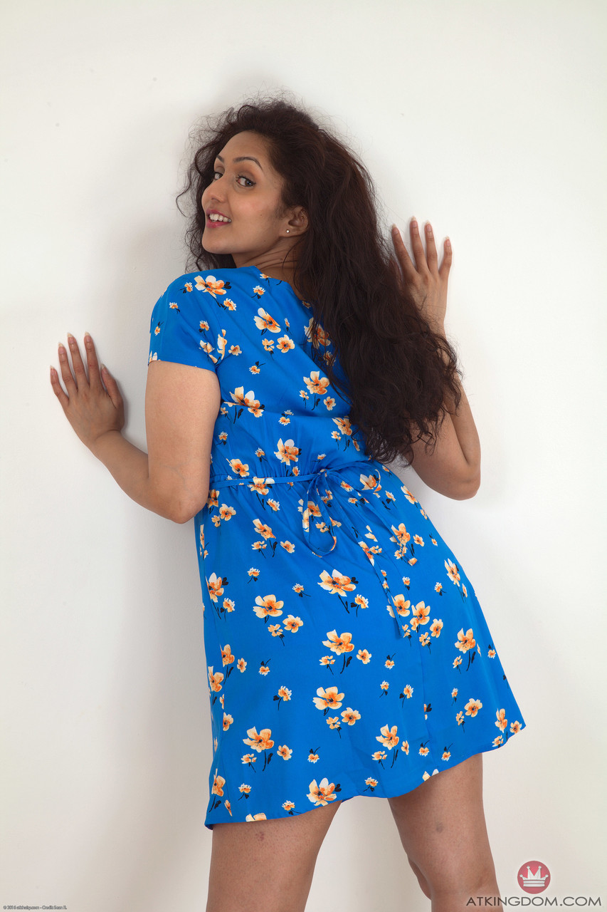 شقراء محترفة عسل Legha تكشف عن 臀 الممتلئ والمنطقة الحساسة البني الفرد