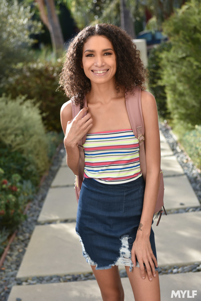 मिल्फ नताशा इानोवा और किशोरी जिया जेलाटो एक-दूसरे की चूतों में खिलवाड़ करती हैं