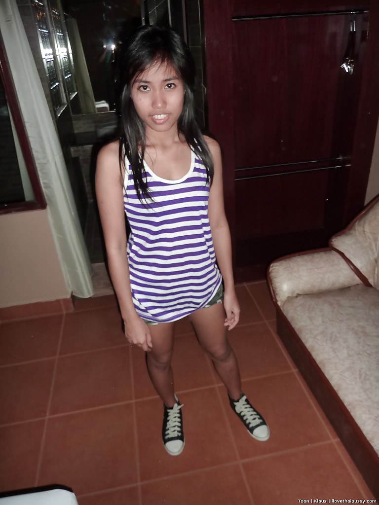 セクシーなアソコと小さな乳房を持つスラッティーなタイの女の子からの手コキ