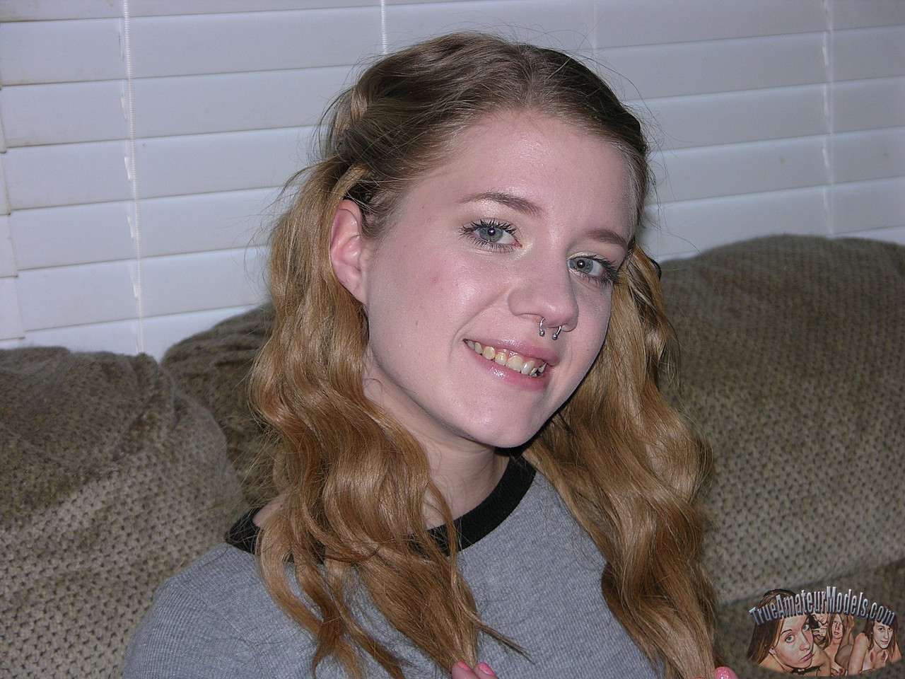 الهواة الشابة داكوتا بي تتعرى وتتجرد من ملابسها في المنزل