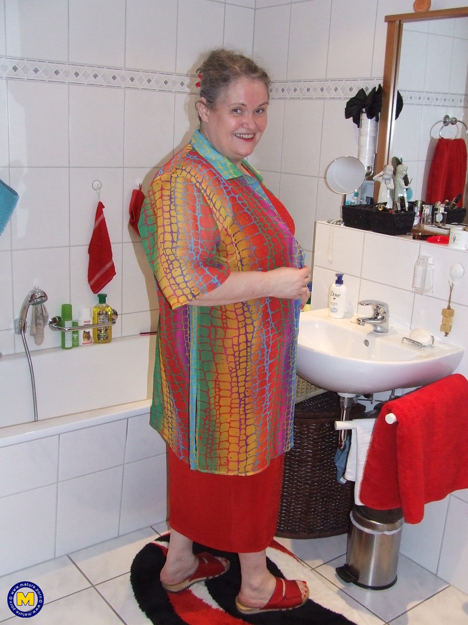 BBW Биргид Раздевается И Мастурбирует С Взбитыми Сливками И Стеклянной Игрушкой В Ванной