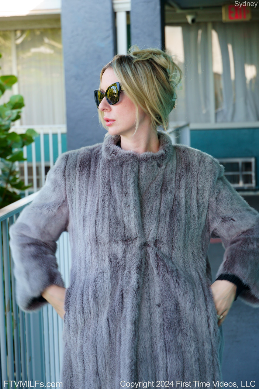 الأم الساخنة الهواة ذات المنحنيات الحسية سيدني تلعب