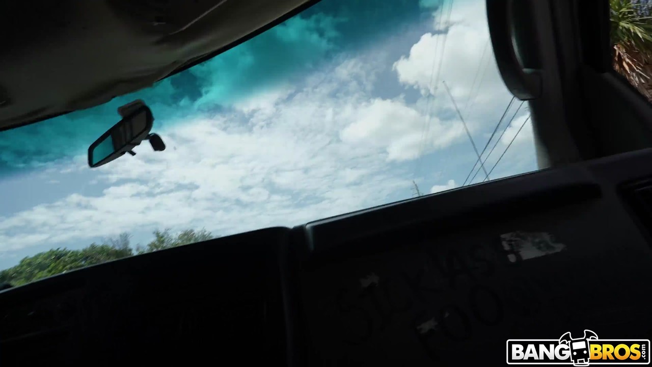 金发惠特尼OC吸吮并骑乘巨大的黑屌