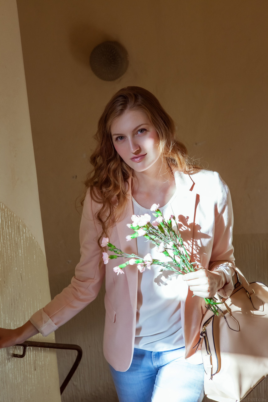 ブレトナ、天使のようなティーン、美しい体を曝け出し、たまらないおまんこを見せる