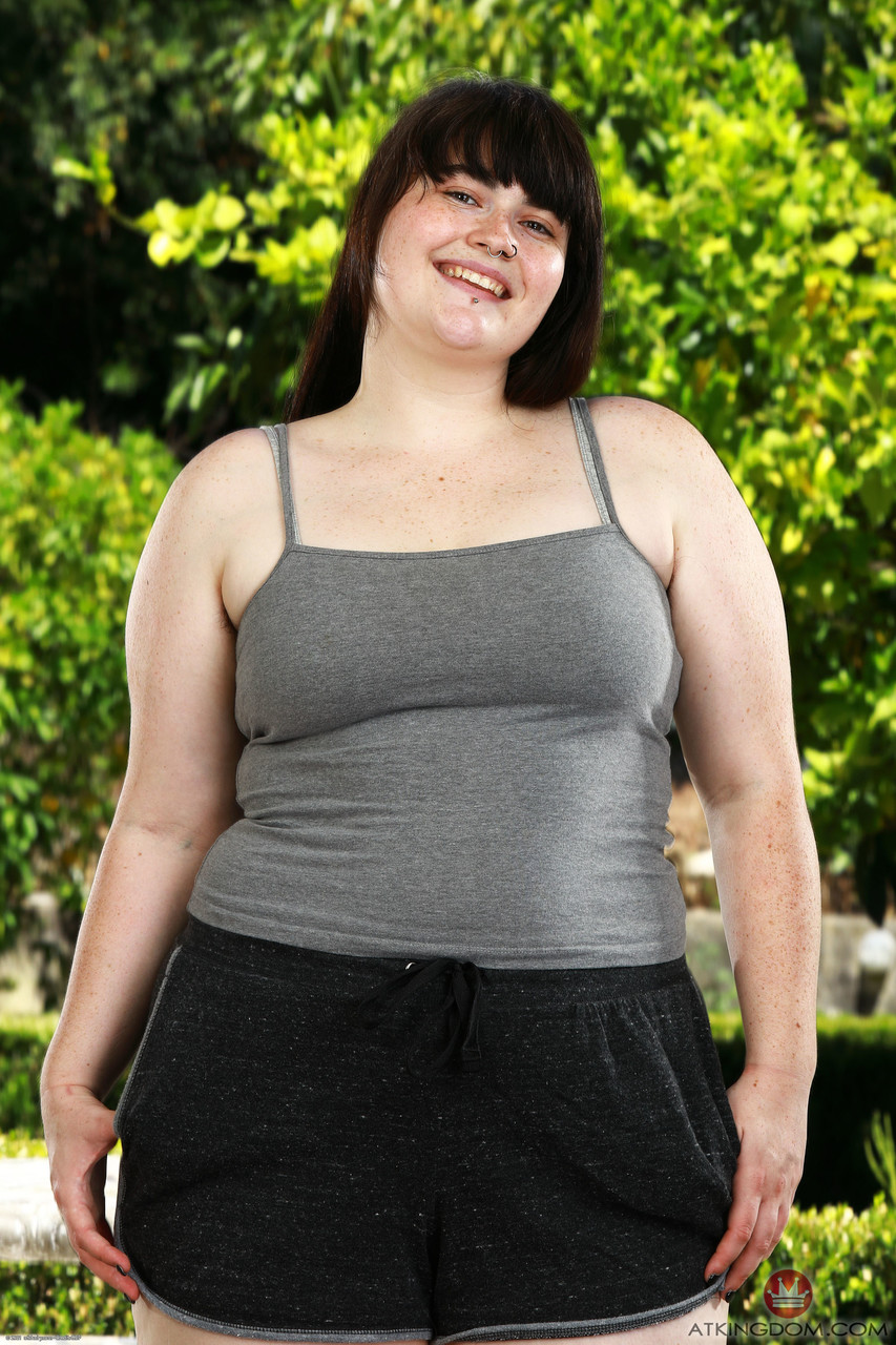 塞西·拉奇迷人肥臀美女大幅展现肥硕臀部并在户外小便