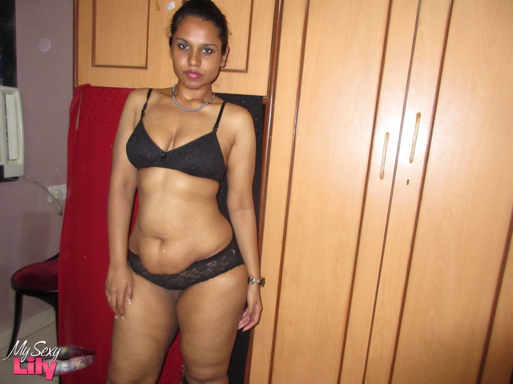 عارض هندي منفرد مغرٍ يغازل في حمالة صدر سوداء وملابس داخلية متناسقة