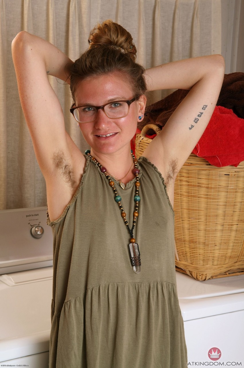 Hairy Nerdy Chick Shows Off Her Beaver On Laundry Day