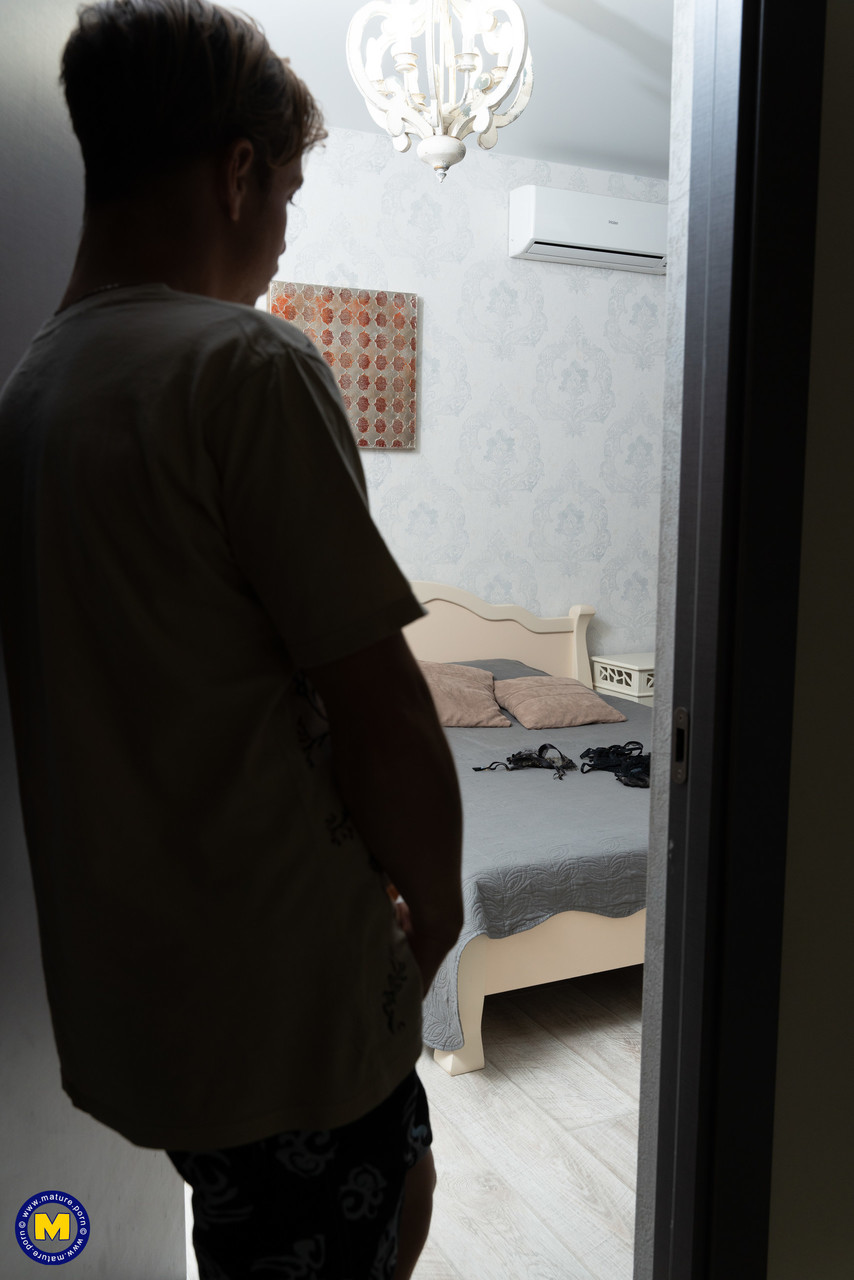 प्रभावशाली मिल्फ अलीका अल्बा हथकड़ी वाले सेक्स गुलाम पर सवारी करती है