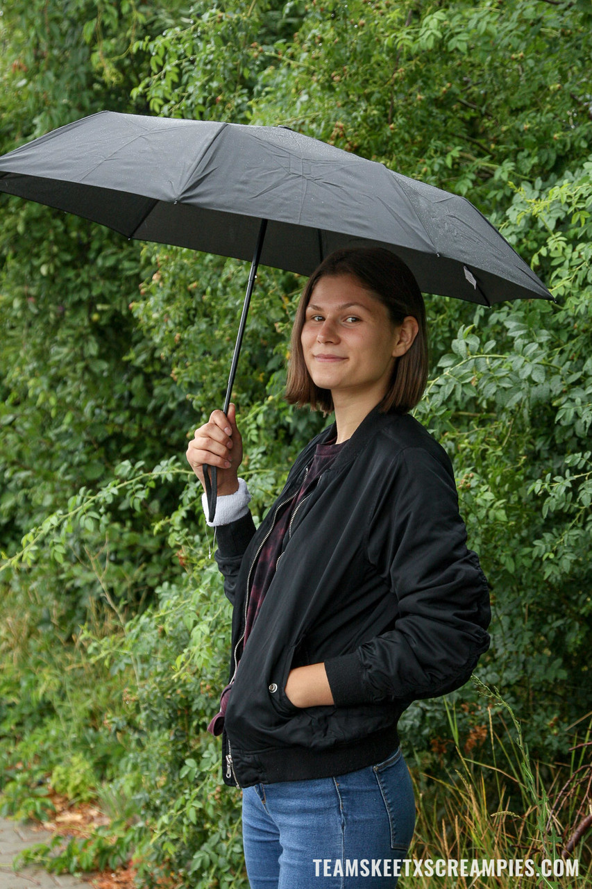 いたずらなベイビー・グレース・カーソンが野性的なイケメン知らぬ男と屋外で激しいセックスを楽しむ