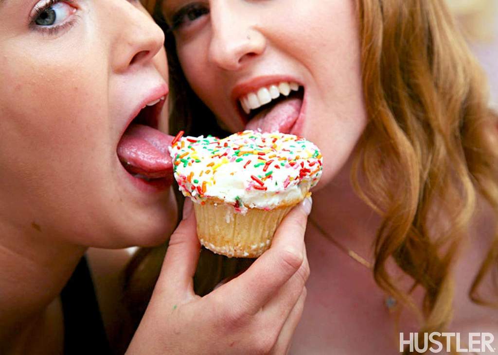 少女女同性恋者娜塔莉·德莫尔和特里莎·雷互相舔舐她们饥渴的阴户