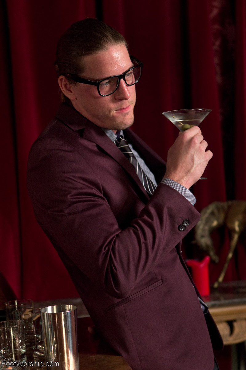 白人女仆莫娜·威尔士和贝拉·罗西用脚玩游戏取悦老板