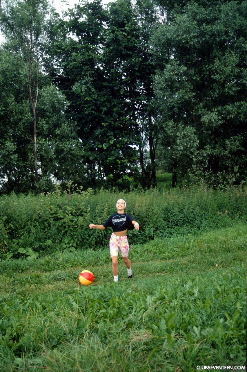 Katja E 和 Marina I 表演 Club Seventeen 裸体图像