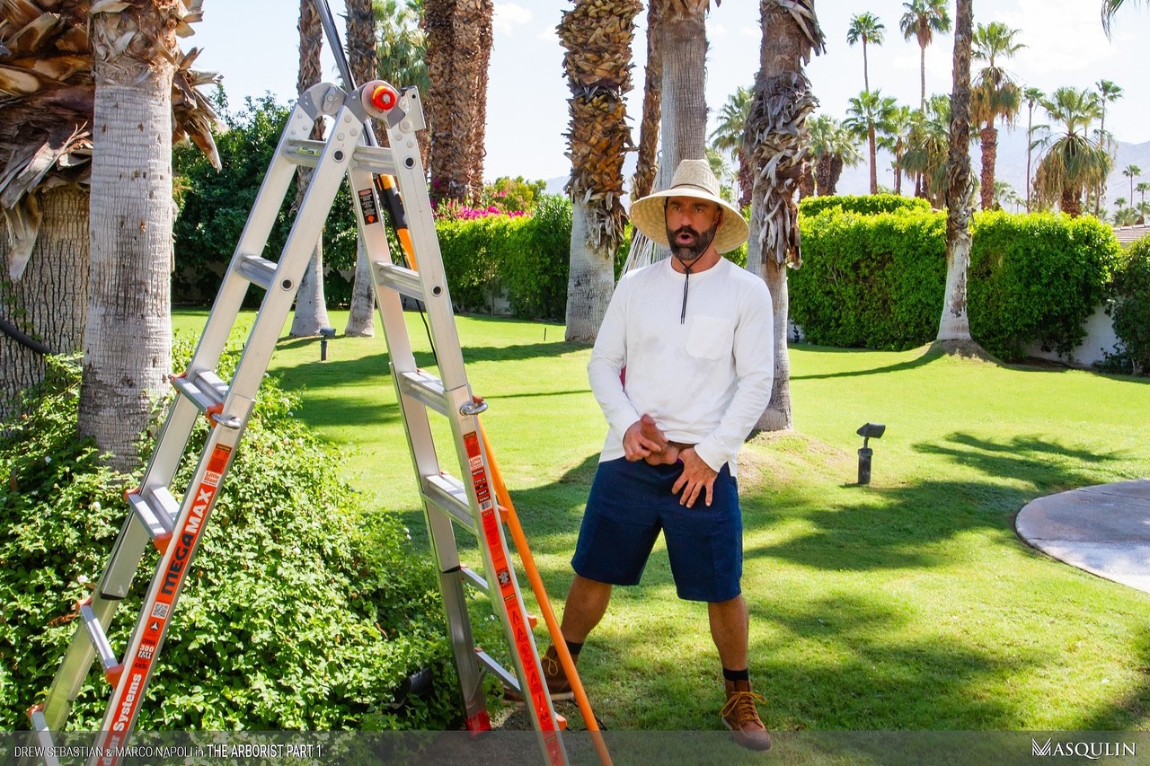 درو سيباستيان وماركو نابولي: رجال عضليون إجراء شرجي من الخلف