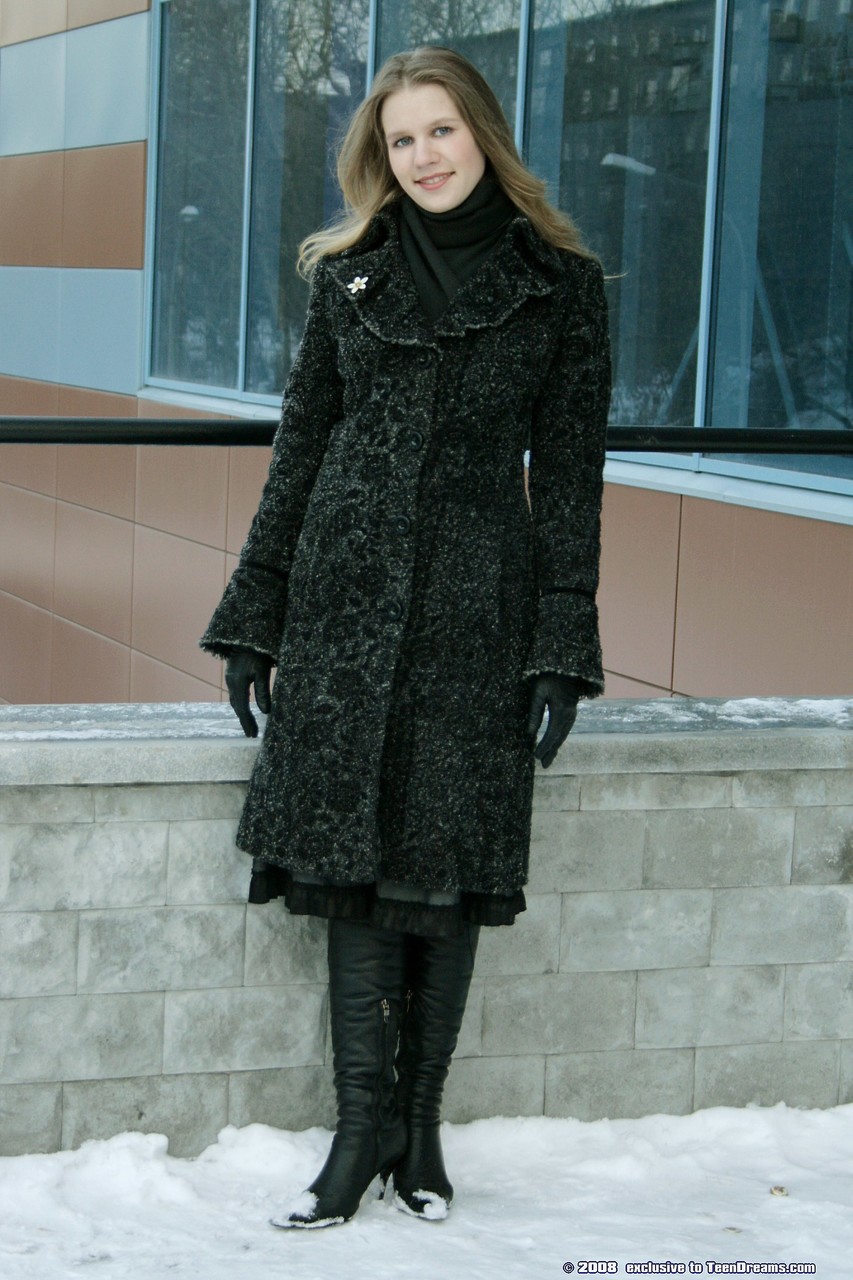 全天然少女詹雅穿着尼龙长袜和皮靴独自摆姿势