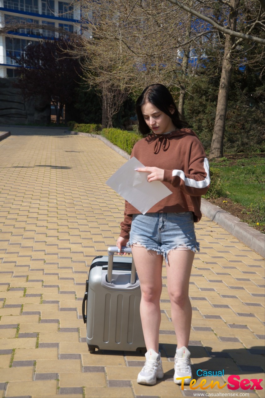 मीठी अमेच्योर टीन सारा रिच को किंकी अजनबी द्वारा अपनी चूत भरवाई जाती है