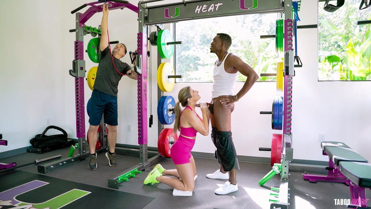 البريطانية كوري تشايز تتناك مزدوج وتتلقى القذف على لسانها