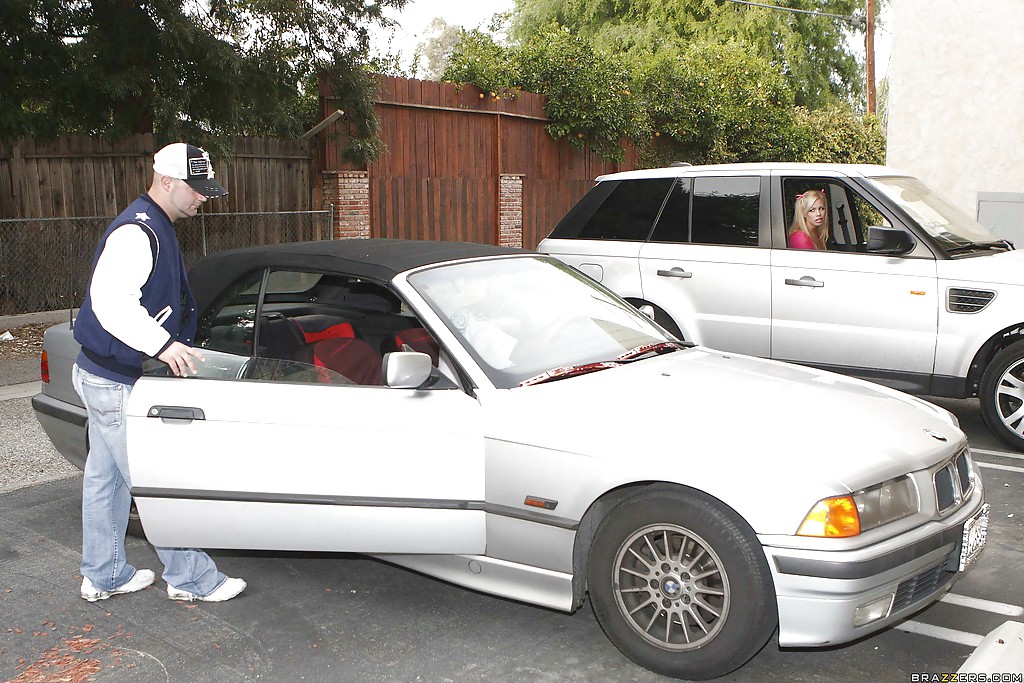 सेक्सी सुनहरे बालों वाली तारा लिन फॉक्स के साथ जंगली अंतरजातीय सेक्स और उसके विशाल स्तन