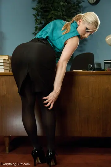 Ashley Fires – Blonde in a Skirt and Heels Fingers Her Ass and Uses a Dildo