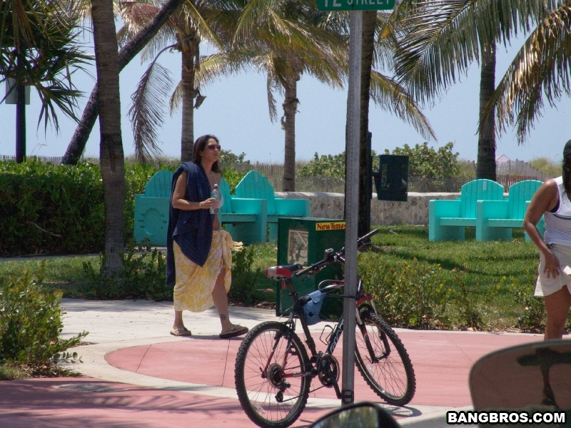 Amateur Curvaceous Reina Leone Revela Grandes Tetas Y Monta Polla En El Suelo