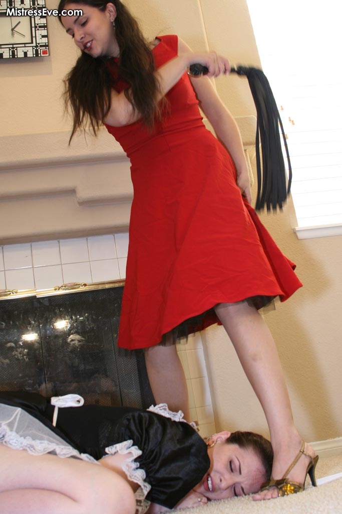 棕发女郎让女仆在沙发上膜拜她的裸足