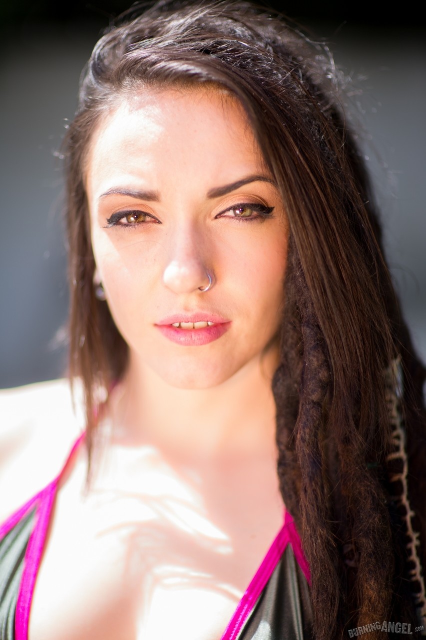 فادا الجنسية البنية المراهقة تنزع ملابسها في الشمس لمتعة الذات الفرج الحلق Solo