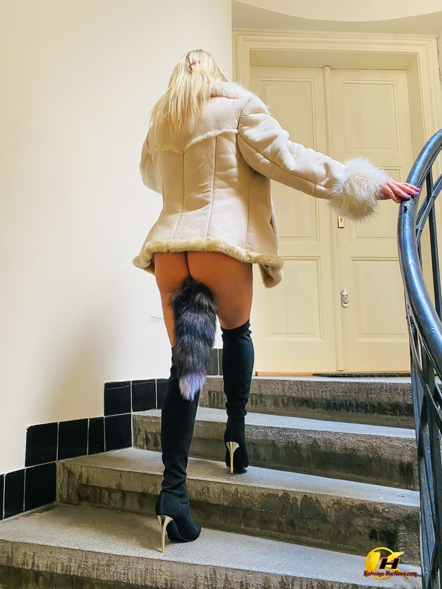 الشقراء كاترينا هارتلوفا تستمني في أحذية OTK على الدرج