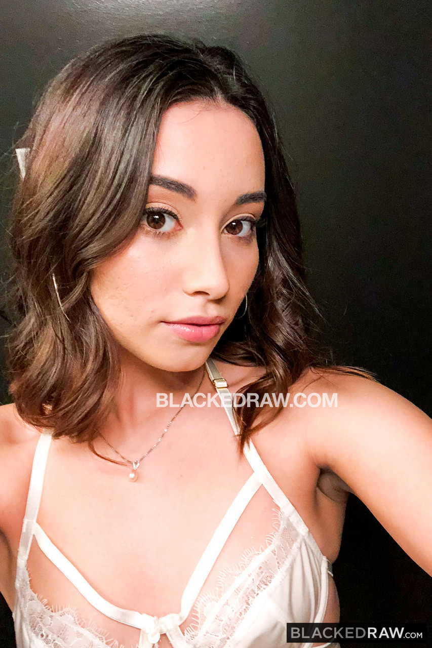 मोहक आरिया ली एक हट्टा-कट्टा काले मर्द के साथ डॉगीस्टाइल सेक्स करती है