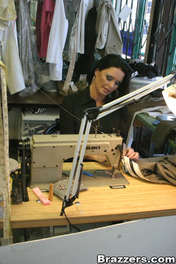 Brune Milf Couturière Maya Devine Suce Le Client Et Reçoit Une Faciale