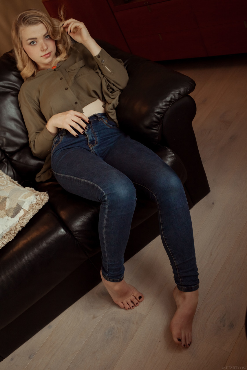 天然美女ダニエル・シーが服を脱いでジューシーなおっぱいと大きな美尻を見せる