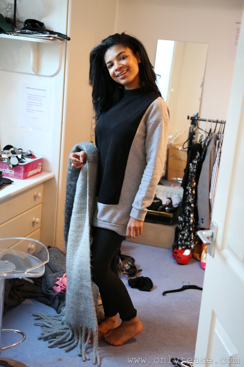 巨乳の美女たちがポーズをとって微笑むバックステージカメラアクション