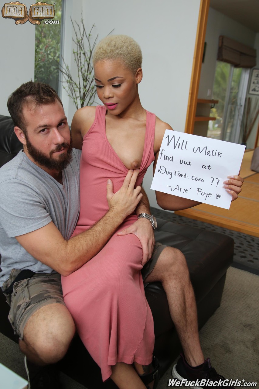 短发黑肤娃娃脱衣吞下粗大白屌